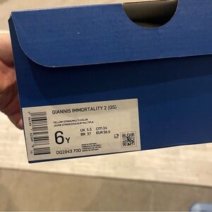 Giannis Immortality 2 sneakers size 6 Youth